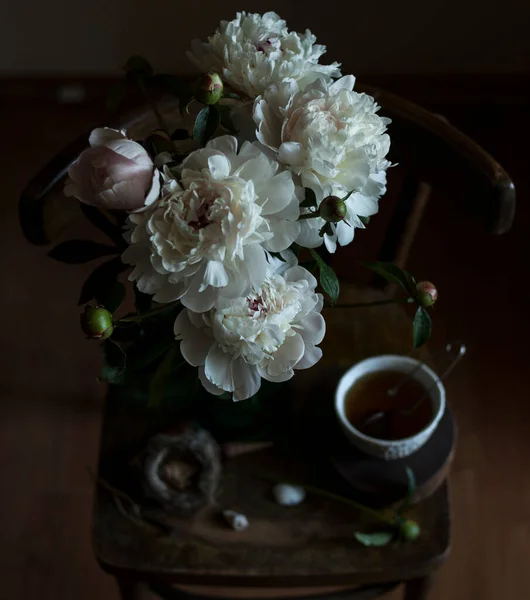 ヴィンテージの椅子に白い牡丹の花束とお茶 — ストック写真