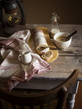 Lezzetli kek rulosu ve eski ahşap masada kahve. Kırsal biçim