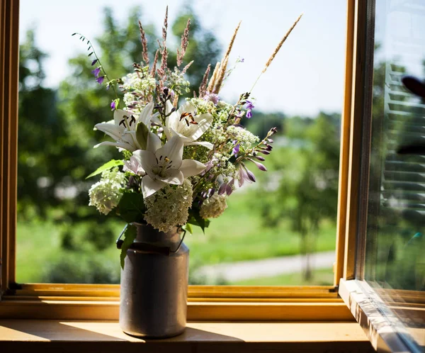 Buquê Lírios Hortênsia Flores Selvagens Peitoril Janela Dia Verão Brilhante — Fotografia de Stock