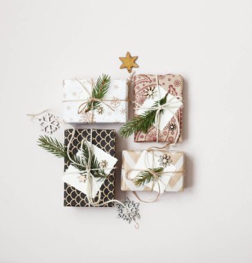 Beyaz arka planda yeni yıl ve noel kompozisyonu. Hediyeler, tatlılar ve ağaç süslemeleri. Yukarıdan manzara.