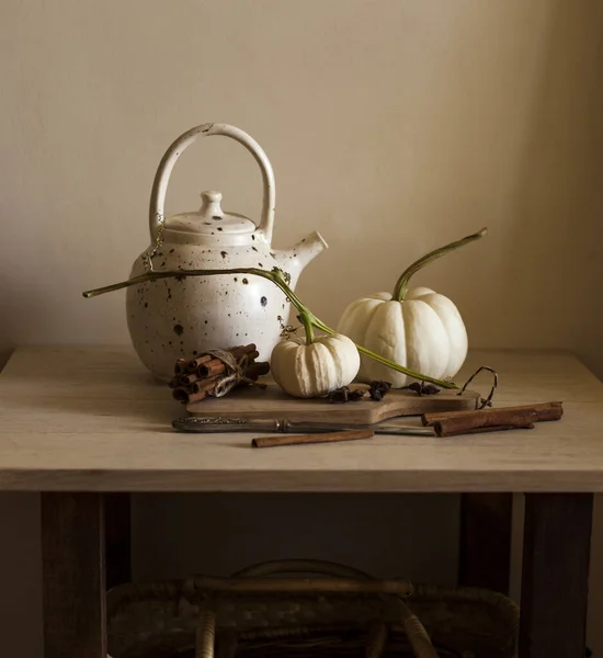 Weiße Kürbisse Und Weiße Teekanne Auf Weißem Hintergrund — Stockfoto