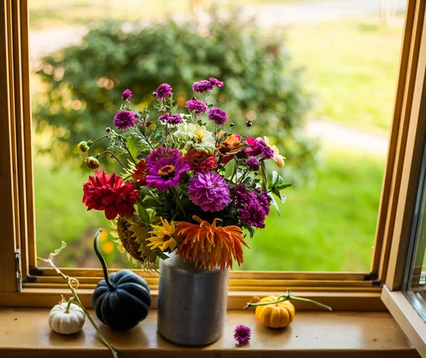 Outono Windowsill Bouquet Flores Outono Abóboras Contra Bela Vista Outono — Fotografia de Stock