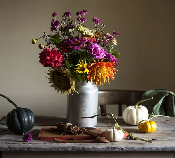 Ainda Vida Estilo Retro Com Abóboras Buquê Com Zinnias Crisântemos — Fotografia de Stock