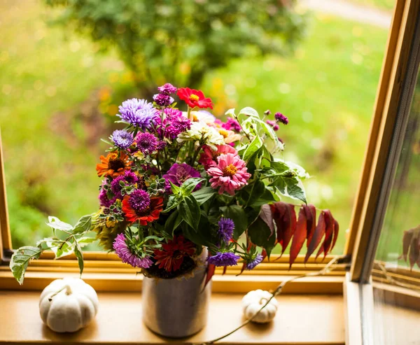 Outono Windowsill Bouquet Flores Outono Abóboras Contra Bela Vista Outono — Fotografia de Stock