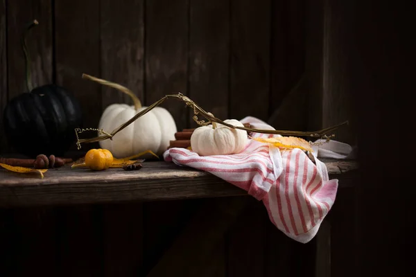 Herbst Hintergrund Mit Kürbissen Auf Einer Alten Rustikalen Bank Stockfoto