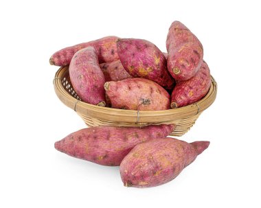 Tatlı patatesler beyaz arka planda izole edilmiş.
