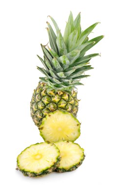 Beyaz arkaplanda izole edilmiş bir ananas