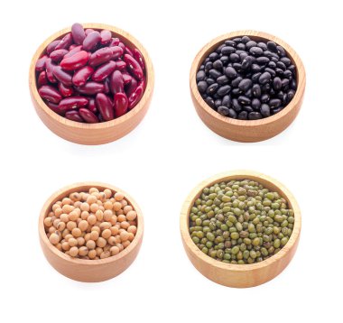 Tahta kasede kurutulmuş fasulye, beyaz arka planda izole edilmiş.