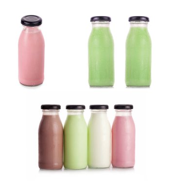 Beyaz arka planda izole edilmiş çilekli çeşitli süt çeşitleri.