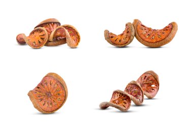 Beyaz arkaplanda kurutulmuş ayva dilimleri 