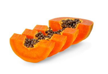 Beyaz arka planda izole edilmiş olgun papaya dilimi