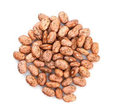 Beyaz arka planda izole edilmiş pinto fasulyesi yığını