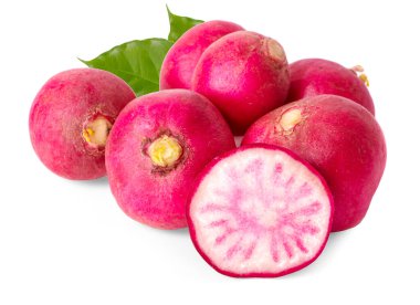 Küçük turp, beyaz arka planda izole edilmiş.