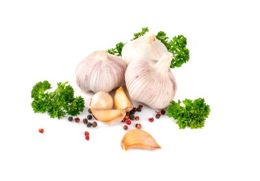 Beyaz arka planda izole edilmiş sarımsak, maydanoz ve biber.