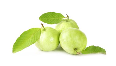 Beyaz arkaplanda Guava meyvesi izole.