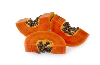 Olgun papaya meyvesi ve beyaz arka planda izole edilmiş tohumlar.