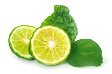 Bergamot meyvesi, beyaz arka planda yarı yarıya izole edilmiş. Kesme yolu