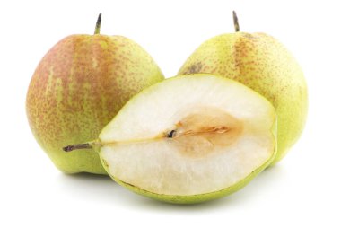 Armut, beyaz arka planda izole bir meyve.