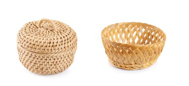 Hasır sepet beyaz arkaplanda izole edilmiş.