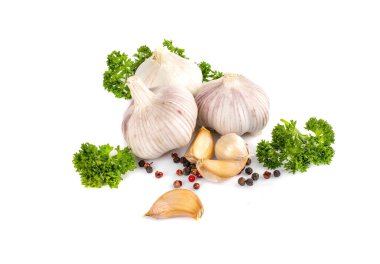 Beyaz arka planda izole edilmiş sarımsak, maydanoz ve biber.