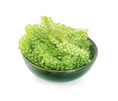 Beyaz arkaplanda deniz yosunu (yeşil havyar).