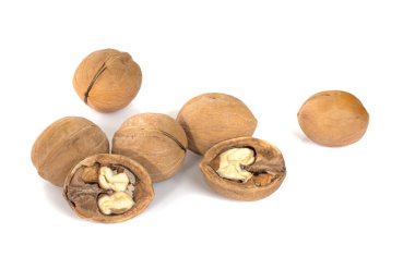 Beyaz arkaplanda izole edilmiş cevizler