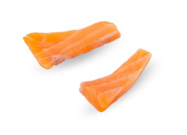 Beyaz arka planda taze çiğ somon filetosu.