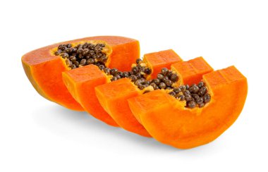Beyaz arka planda izole edilmiş olgun papaya dilimi