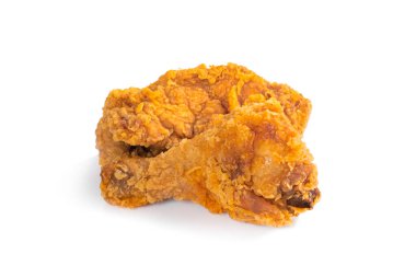 Sıcak ve çıtır çıtır kızarmış tavuk bacakları beyaz arka planda izole edilmiş.