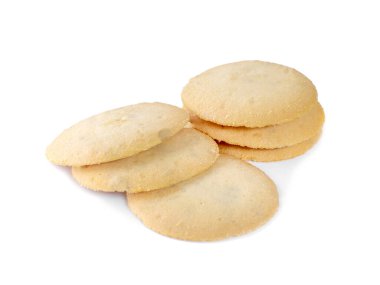 Beyaz arkaplanda izole edilmiş tereyağlı kurabiyeler