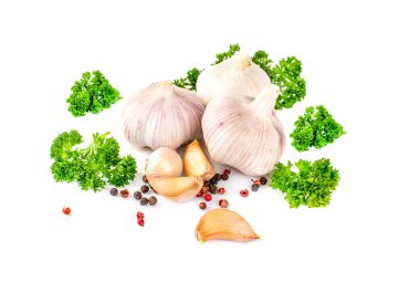 Beyaz arka planda izole edilmiş sarımsak, maydanoz ve biber.