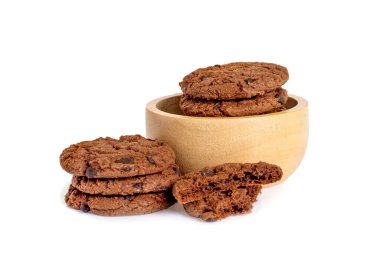 Beyaz arkaplanda izole edilmiş çikolatalı kurabiye