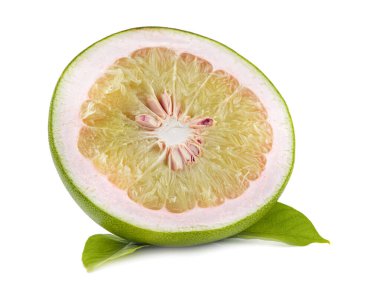 Beyaz arkaplanda yaprakları olan Pomelo narenciye.