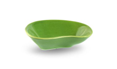 Beyaz arkaplanda izole edilmiş yeşil kase