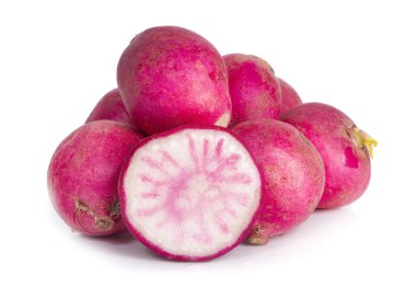 Beyaz arkaplanda izole edilmiş olgun turplar