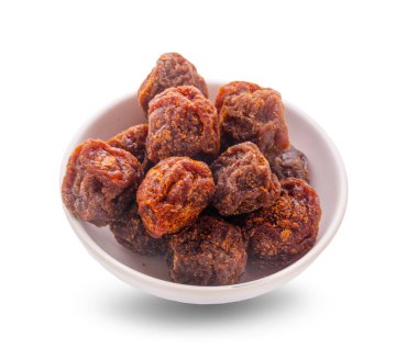 Kurumuş tatlı erikler beyaz arka planda izole edilmiş.