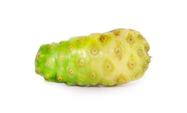 noni ya da Morinda Citrifolia ve dilim beyaz arka planda izole