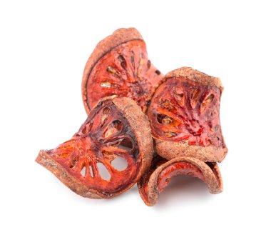 Beyaz arkaplanda izole edilmiş kurutulmuş ayva dilimleri