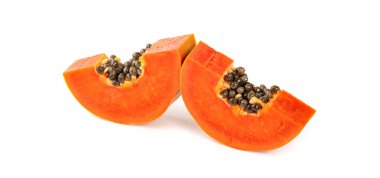 Beyaz arka planda izole edilmiş olgun papaya dilimleri