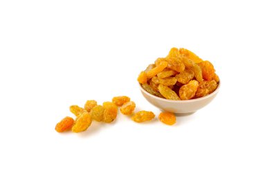 Beyaz arka planda izole edilmiş lezzetli kuru üzümler.