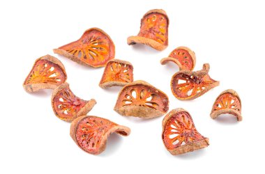 Beyaz arkaplanda kurutulmuş ayva dilimleri