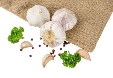 Sacks arka planında sarımsak, biber ve maydanoz..