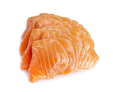 Beyaz arka planda izole edilmiş çiğ somon filetosu dilimleri