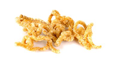 Beyaz arkaplanda kızarmış tavuk derisi izole edilmiş.