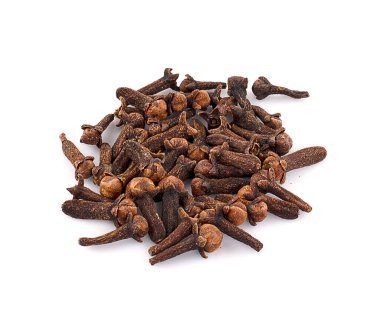 Beyaz arkaplanda kuru karanfiller izole