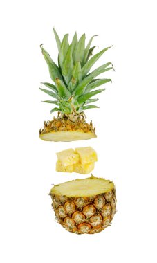 Beyaz arka planda dilimlenmiş ananas