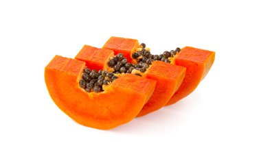 Beyaz arka planda olgun papaya dilimleri