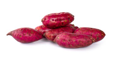 Tatlı patatesler beyaz arka planda izole edilmiş.