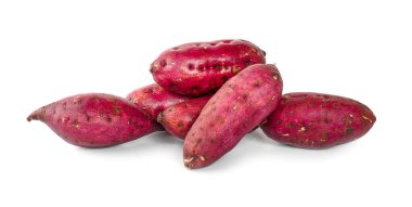 Beyaz arka planda izole edilmiş tatlı patatesler