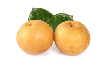 Kar armudu veya Kore armudu taze armut dilimleri beyaz arka planda izole edilmiş.